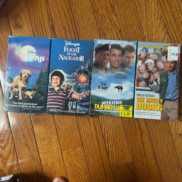 Set of 4 Vintage VHS Tapes Excellent Pre Owned Condition Disney Movie - Picture 1 of 7